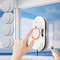 Robot pour surfaces vitrees avec le nettoyage des surfaces vitrees et des elements lavables